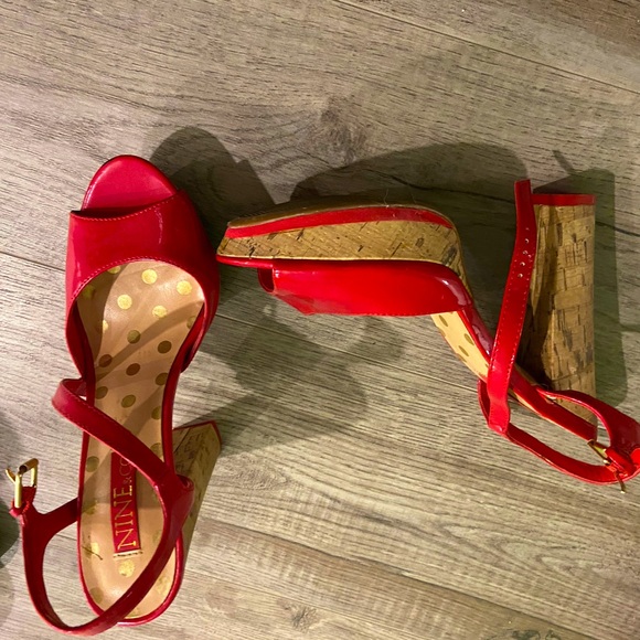 Lady in red! - Picture 1 of 3